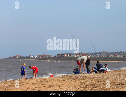 Heacham, Norfolk, Inghilterra, Regno Unito. 5 Maggio 2014.Famiglie godere il sole mattutino su lunedì festivo. Credito: Stuart Aylmer/Alamy Live News Foto Stock