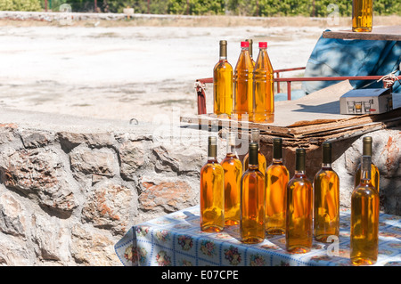 Bottiglie di croato vino casalingo prosek su una fase di stallo Foto Stock