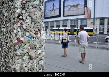 Berlino, Germania. 21st giugno, 2013. I turisti passano davanti alle vecchie gomme da masticare su un segmento del Muro di Berlino a Potsdamer Platz a Berlino, Germania, 21 giugno 2013. Fotoarchiv für Zeitgeschichte - NO WIRE SERVICE/dpa/Alamy Live News Foto Stock