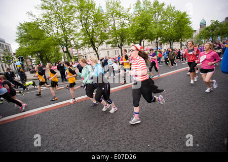 Belfast, Regno Unito. Il 5 maggio 2014. Belfast,UK 5 Maggio 2014.una ragazza vestita come Wally ha preso parte al fiume profondo Rock Belfast City Marathon Credito: Bonzo Alamy/Live News Foto Stock
