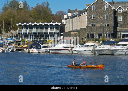 Due giovani uomini in gommone per noleggio, Lago di Windermere a Bowness Bay, Parco Nazionale del Distretto dei Laghi, Cumbria, England Regno Unito Foto Stock