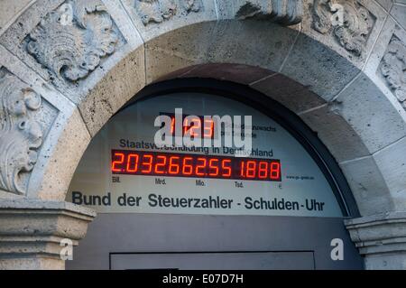 Berlino, Germania. 27th Dec, 2013. Un orologio del debito sulla facciata della BHF-Bank privata mostra il debito nazionale in Germania e l'aumento del debito al secondo su Franzoesische Strasse nel quartiere Mitte di Berlino, Germania, 27 dicembre 2013. Fotoarchiv für Zeitgeschichte - NO WIRE SERVICE/dpa/Alamy Live News Foto Stock