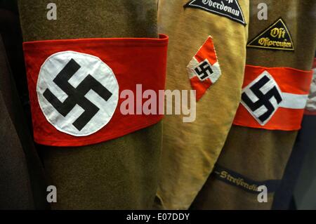 Berlino, Germania. 03rd Nov 2013. Le uniformi con l'emblema della swastika sono esposte al Museo storico tedesco di Unter den Linden, nel quartiere Mitte di Berlino, Germania, il 03 novembre 2013. Fotoarchiv für Zeitgeschichte - NO WIRE SERVICE/dpa/Alamy Live News Foto Stock
