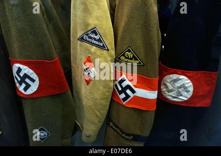 Berlino, Germania. 03rd Nov 2013. Le uniformi con l'emblema della swastika sono esposte al Museo storico tedesco di Unter den Linden, nel quartiere Mitte di Berlino, Germania, il 03 novembre 2013. Fotoarchiv für Zeitgeschichte - NO WIRE SERVICE/dpa/Alamy Live News Foto Stock