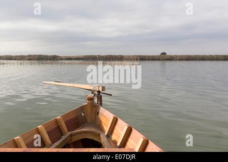 La pesca e la barca turistica nella Laguna di Albufera parco naturale vicino a Valencia Foto Stock