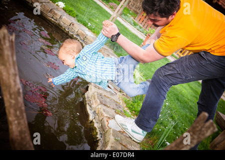 Padre e figlio ingannare intorno sul lungomare, Austria Foto Stock