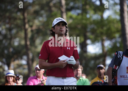 Charlotte, North Carolina, Stati Uniti d'America. Il 4 maggio, 2014. MARTIN FLORES guarda verso la fine del XVIII fairway domenica durante il round finale del Wells Fargo Championship presso la Cava di quaglia Country Club di Charlotte, NC. © Matt Roberts/ZUMAPRESS.com/Alamy Live News Foto Stock