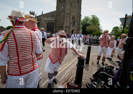 Thaxted, UK. 05 Maggio, 2014. Mayday tradizionali balli in Thaxted, Essex, Inghilterra. Thaxted Morris gli uomini in rosso e bianco e Blackmore uomini Morris Dance presso l'Arena di fronte a Thaxted Chiesa di Thaxted Essex, Inghilterra su Mayday lunedì festivo. Credito: BRIAN HARRIS/Alamy Live News Foto Stock