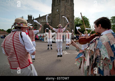 Thaxted, UK. 05 Maggio, 2014. Mayday tradizionali balli in Thaxted, Essex, Inghilterra. Thaxted Morris gli uomini in rosso e bianco e Blackmore uomini Morris Dance presso l'Arena di fronte a Thaxted Chiesa di Thaxted Essex, Inghilterra su Mayday lunedì festivo. Credito: BRIAN HARRIS/Alamy Live News Foto Stock