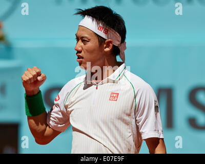 Madrid, Spagna. 05 Maggio, 2014. Kei Nishikori del Giappone festeggia dopo la sua vittoria su Ivan Dodig di Croazia durante il giorno 2 del Madrid Open da La Caja Magica. Credito: Azione Sport Plus/Alamy Live News Foto Stock