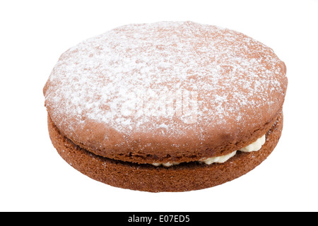 Torta al cioccolato tagliare fuori contro uno sfondo bianco. Foto Stock