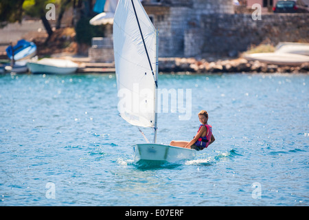 Ragazzo in una barca a vela, isola di Hvar, Croazia Foto Stock