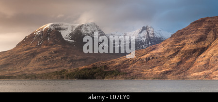 Snow capped Beinn Alligin da Annat, Superiore Loch Torridon, nella drammatica fine della luce della sera Foto Stock