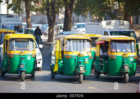 Gruppo di indiani Auto-Rickshaws attendere che le spie per modificare in Saket, New Delhi, India. Foto Stock