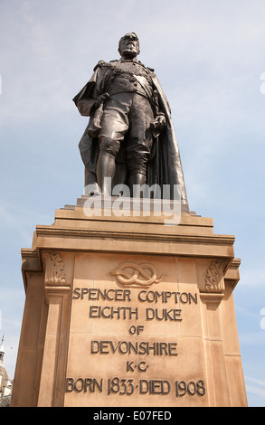 Statua di Spencer Compton ottavo duca di Devonshire Londra Inghilterra Regno Unito Regno Unito Foto Stock