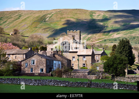 Mattina di primavera, il villaggio di ammaccatura, Cumbria, Regno Unito, situato nel Yorkshire Dales National Park, Regno Unito. Mostra di Sant'Andrea Chiesa. Foto Stock