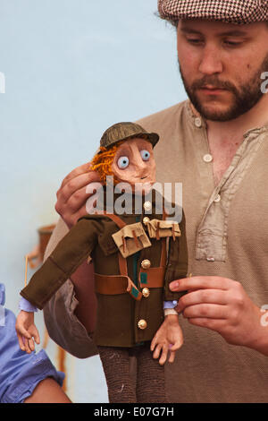 Se il tappo si adatta a voi unirsi all'esercito oggi, parte di strada di Poole Arts Festival sulla banchina per celebrare il giorno di maggio Banca Credito Vacanze: Carolyn Jenkins/Alamy Live News Foto Stock