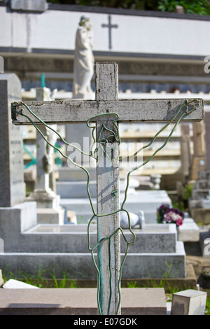 Una semplice croce di legno in St Michael nel cimitero. Hong Kong. Foto Stock