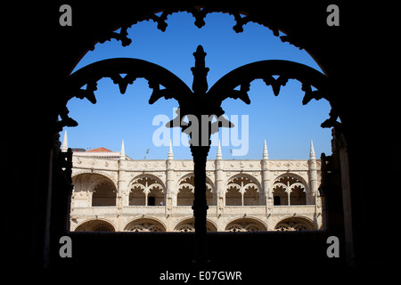 Stile manuelino tracery del chiostro nel monastero di San Geronimo a Lisbona, Portogallo. Foto Stock