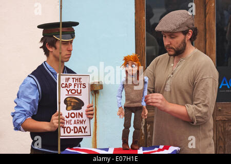 Se il tappo si adatta a voi unirsi all'esercito oggi, parte di strada di Poole Arts Festival sulla banchina per celebrare il giorno di maggio Banca Credito Vacanze: Carolyn Jenkins/Alamy Live News Foto Stock