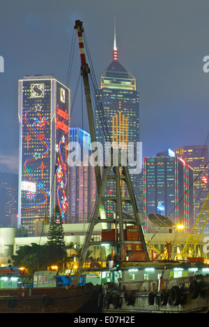 Il Natale e la gru, festosa Luminarie di Natale a Hong Kong dopo il tramonto. Foto Stock