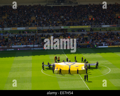 All'interno di Molineux Stadium casa di Wolverhampton Wanderers Football Club con grande replica shirt nel centro cerchio Foto Stock