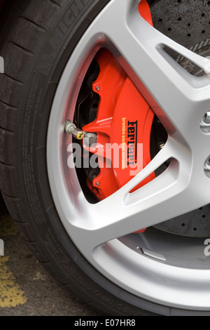 Ruota su una Ferrari 458 Italia Car che mostra il sistema di frenatura abstract Foto Stock