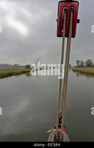 Blocco della puleggia sulla storica Norfolk trading wherry Albion, Broads National Park Foto Stock