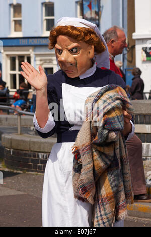 1940s ostetriche su chiamata dal teatro Vamos arrivano nella loro divise, spingendo il loro carrello e aiutando gli ignari membri del pubblico come parte di Poole Street Arts Festival sulla banchina per celebrare il giorno di maggio Banca Credito Vacanze: Carolyn Jenkins/Alamy Live News Foto Stock