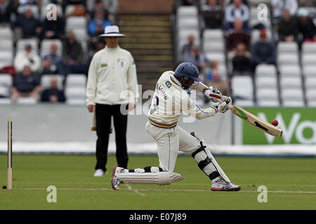 Chester Le Street, Regno Unito. Il 5 maggio 2014. La Yorkshire Adil Rashid in azione il giorno due di LV County Championship Division un gioco tra Durham CCC & Yorkshire CCC a Emirates Durham ICG in Chester Le Street lunedì 5 maggio 2014. Credito: Mark Fletcher/Alamy Live News Foto Stock