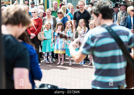 Rochester, Kent, Regno Unito. Il 5 maggio, 2014. Il folk e Ceilidh band, Threepenny Bit, intrattiene la folla al Festival spazia a Rochester, Kent, Regno Unito sopra la banca può weekend di vacanza. Fotografo: Gordon Scammell/Alamy Live News Foto Stock