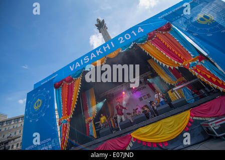 Trafalgar Square, Londra, Regno Unito. 04 Maggio, 2014. Il sindaco di Vaisakhi Festival, in partnership con Sony Entertainment Networks, avviene in una forte luce del sole di primavera festeggia il santissimo giorno nel calendario Sikh con numerosi artisti live eseguendo a grandi folle. Premi Johal eseguendo. Credito: Malcolm Park editoriale/Alamy Live News Foto Stock