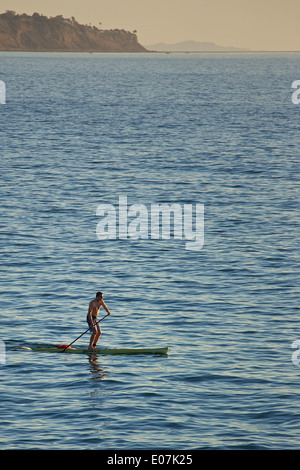 Paletta di sera: uomo su un Paddleboard, Redondo Beach in California. Foto Stock