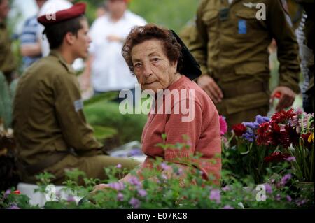 Tel Aviv, Israele. Il 5 maggio, 2014. TEL AVIV, Israele - 05 maggio: un anziano israeliano donna si siede presso la tomba di un caduto soldato israeliano al cimitero militare Kiryat Shaul il 5 maggio 2014 a Tel Aviv, Israele. Israele segna il Giorno del Ricordo per commemorare oltre 25.000 soldati caduti dal 1948, appena prima delle celebrazioni del sessantesimo anniversario della sua creazione secondo il calendario ebraico. Credito: Gili Yaari/NurPhoto/ZUMAPRESS.com/Alamy Live News Foto Stock