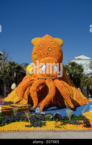 Piovra Gigante scultura fatta di arance e di limoni una scultura di frutta all'annuale Sagra del limone di Menton Francia Foto Stock