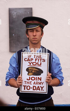 Se il tappo si adatta a voi unirsi all'esercito oggi, parte di strada di Poole Arts Festival sulla banchina per celebrare il giorno di maggio Banca Credito Vacanze: Carolyn Jenkins/Alamy Live News Foto Stock