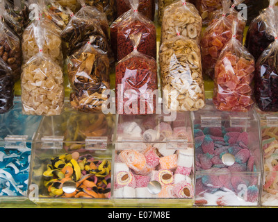 Visualizzazione delle caramelle colorate, frutta a guscio e la frutta secca nel mercato Naschmarkt, il mercato all'aperto a Vienna Austria Foto Stock