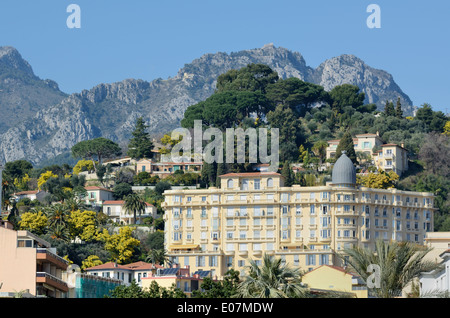 Belle Epoch o architettura Belle Epoque e Alpi inferiore o colle roccioso dietro Menton Alpes-Maritimes Francia Foto Stock