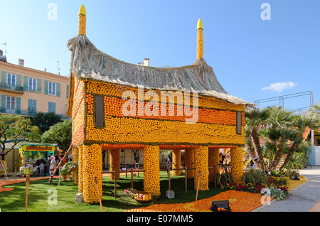 Casa di fantasia da Papua Nuova Guinea costruito di arance nell'annuale Sagra del limone di Menton Alpes-Maritimes Francia Foto Stock