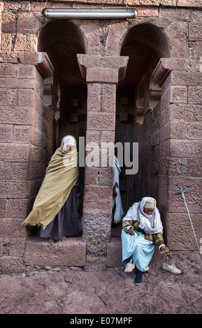 Pellegrini a Bet Maryam scavato nella roccia chiesa di Lalibela, Etiopia Foto Stock