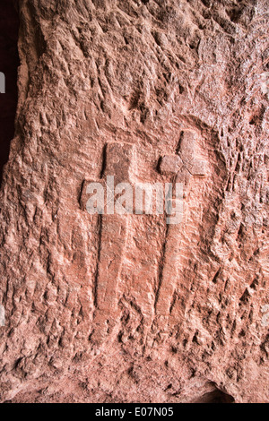 Incrocia sulla roccia scavate chiesa di scommessa Gabriel Rufael in Lalibela, Etiopia Foto Stock