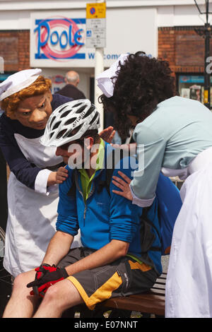 1940s ostetriche su chiamata dal teatro Vamos arrivano nella loro divise, spingendo il loro carrello e aiutando gli ignari membri del pubblico come parte di Poole Street Arts Festival sulla banchina per celebrare il giorno di maggio Banca Credito Vacanze: Carolyn Jenkins/Alamy Live News Foto Stock