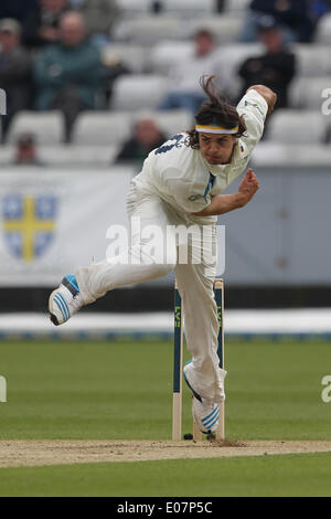 Chester Le Street, Regno Unito. Il 5 maggio 2014. Yorkshire Jack del Brooks in azione il giorno due di LV County Championship Division un gioco tra Durham CCC & Yorkshire CCC a Emirates Durham ICG in Chester Le Street lunedì 5 maggio 2014. Credito: Mark Fletcher/Alamy Live News Foto Stock