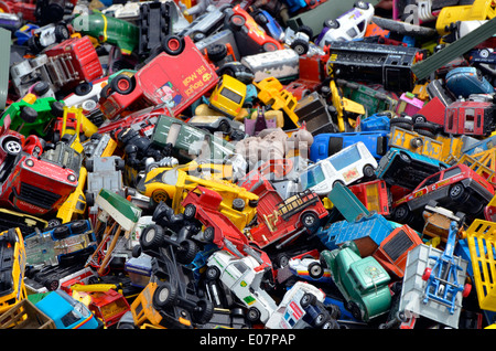 Dinky scrapyard auto? Un mucchio di cattive condizioni in pressofusione di automobili e autocarri impilati per la vendita in un classico auto show. Foto Stock