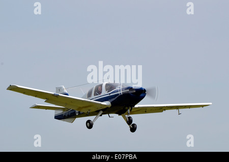 Beagle B-121 Pup serie 2 aeromobili leggeri arrampicata fuori dopo il decollo da Popham Airfield, Hampshire, Inghilterra Foto Stock