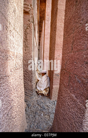 Pellegrino a pregare a Bet Medhane Alem rock scavato nella chiesa di Lalibela, Etiopia Foto Stock