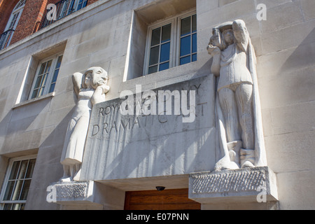 RADA della Reale Accademia di Arti Drammatiche Edificio Ingresso con sculture in pietra Gower Street Bloomsbury Londra Inghilterra REGNO UNITO Foto Stock