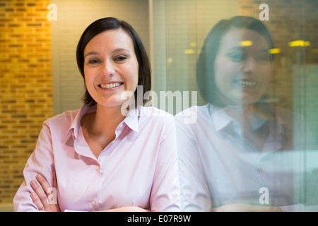 Femmina di avvio di business cercando studente della fotocamera Foto Stock
