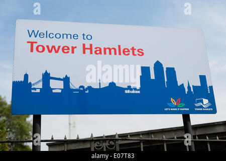 Londra, Regno Unito il 5 maggio 2014. Un Tower Hamlets segno segna il confine del London Borough of Tower Hamlets accanto alla City di Londra. Recentemente è stato annunciato che la polizia britannica sarà patrol seggi in 16 'ad alto rischio' aree come Tower Hamlets a Londra durante il maggio elezioni locali che sono stati individuati dalla Commissione Elettorale come vulnerabili agli abusi. Foto Stock