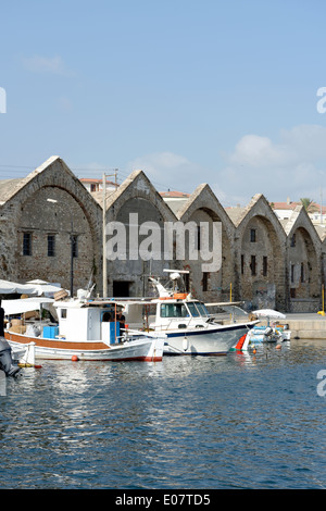 Le sette arcate camere con soffitto a volta del sedicesimo secolo Arsenale Veneziano nel porto veneziano cittadina di Chania Creta Grecia Foto Stock